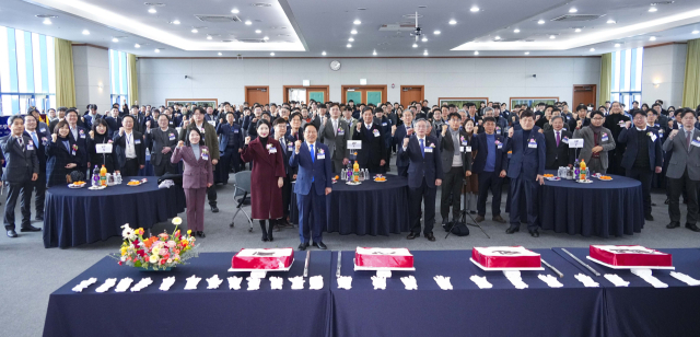 강기정 광주광역시장이 15일 광주테크노파크에서 열린 ‘지산학연 협의체 신년인사회’에 참석해 기관장, 입주기업 대표 등과 새해 힘찬 출발을 다짐하며 구호를 외치고 있다. 사진 제공=광주광역시