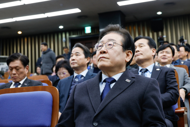 이재명 더불어민주당 대표가 15일 오전 서울 여의도 국회에서 열린 비상 의원총회에 참석해 윤석열 대통령의 공수처 체포 관련 뉴스를 시청하고 있다. 뉴스1