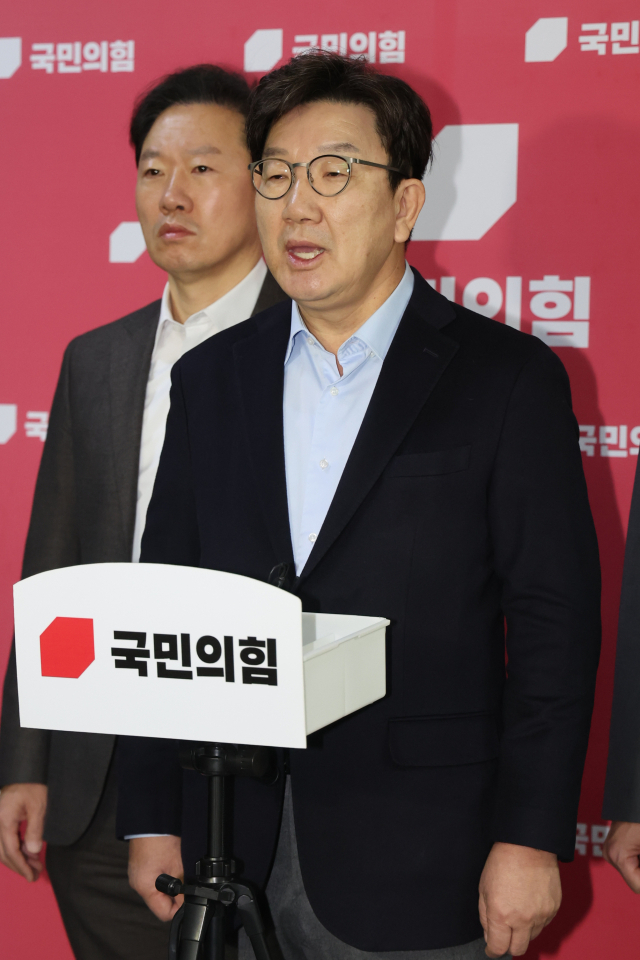 윤석열 대통령에 대한 2차 체포영장 집행이 시작된 15일 새벽 국회에서 권성동 국민의힘 원내대표가 기자들 앞에서 영장 집행의 부당함을 강조하고 있다. 연합뉴스