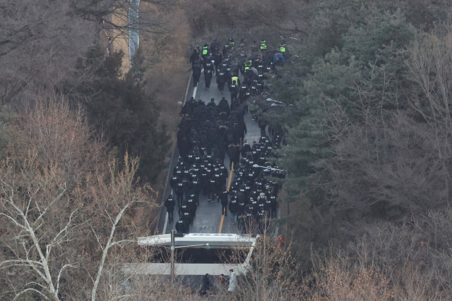 고위공직자범죄수사처(공수처)와 경찰이 윤석열 대통령에 대한 2차 체포영장 집행에 나선 15일 용산구 한남동 대통령 관저에서 경찰 병력이 2차 저지선을 넘어 진입하고 있다. 연합뉴스