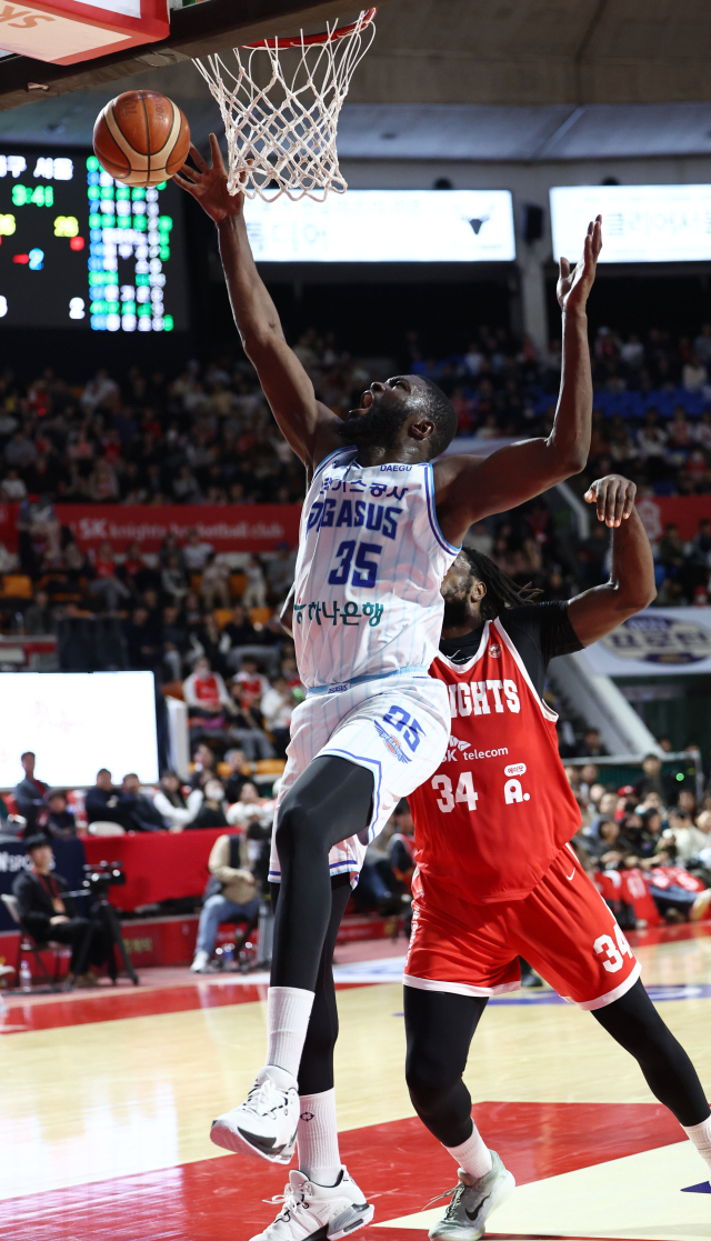 7일 오후 서울 송파구 잠실학생체육관에서 열린 2024-2025 KBL 프로농구 서울 SK 나이츠와 대구 한국가스공사의 경기. 가스공사 은도예가 공을 잡아내고 있다. 연합뉴스