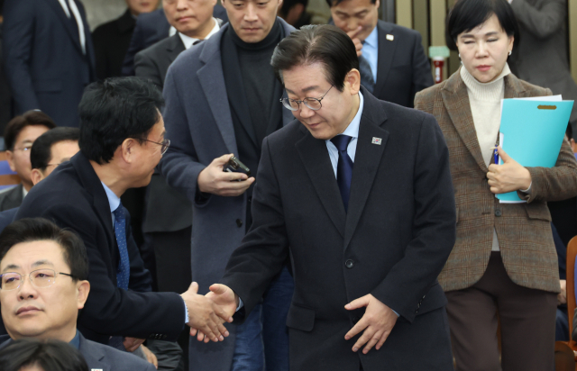 이재명 더불어민주당 대표가 윤석열 대통령이 고위공직자범죄수사처에 체포된 15일 국회에서 열린 비상의원총회에 참석하고 있다. 오승현 기자