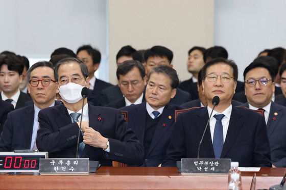 한덕수(앞줄 왼쪽) 국무총리와 박성재 법무부장관이 15일 오전 서울 여의도 국회에서 열린 윤석열 정부의 비상계엄선포를 통한 내란 혐의 진상규명 국정조사 특별위원회에 출석해 있다. 뉴스1