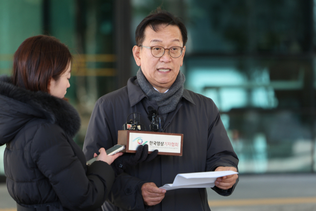 윤석열 대통령 측 석동현 변호사가 15일 서울고등검찰청 앞에서 입장 발표를 하고 있다. 연합뉴스