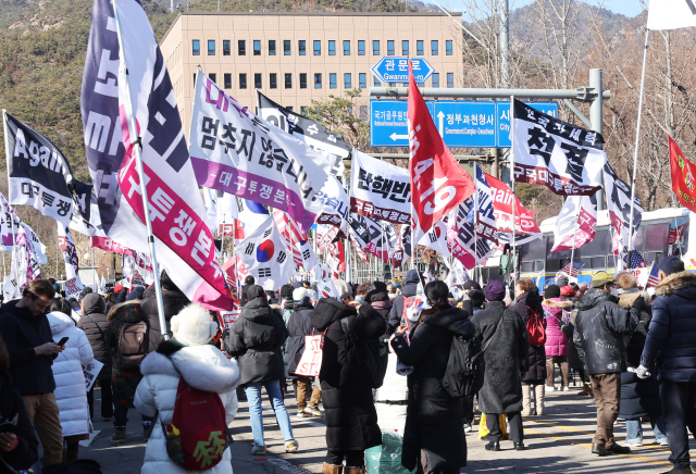 15일 오후 경기도 과천시 공수처가 위치한 정부과천청사 앞에서 윤석열 대통령 지지자들이 시위하고 있다. 연합뉴스