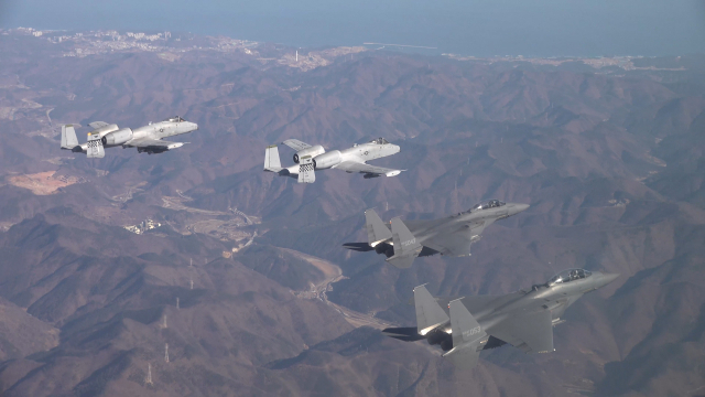 한국 공군의 F-15K 전투기(왼쪽부터) 2기와 미국 공군 A-10 공격기 2대가 15일 올해 첫 연합 공대지 실사격 훈련을 실시하고 있다. /사진 제공=공군