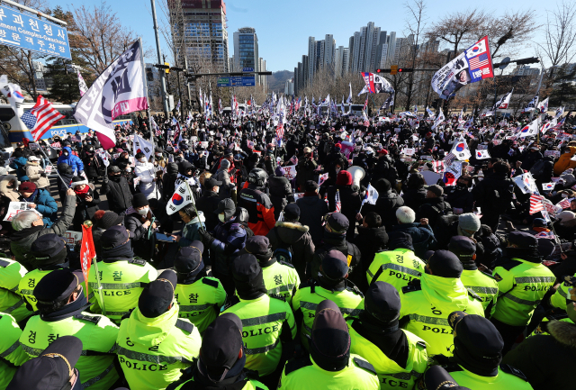 고위공직자범죄수사처(공수처)가 윤석열 대통령을 내란 수괴 혐의로 체포해 조사하고 있는 15일 오후 경기도 과천시 공수처가 위치한 정부과천청사 앞에서 윤 대통령 지지자들이 시위하고 있다. 연합뉴스