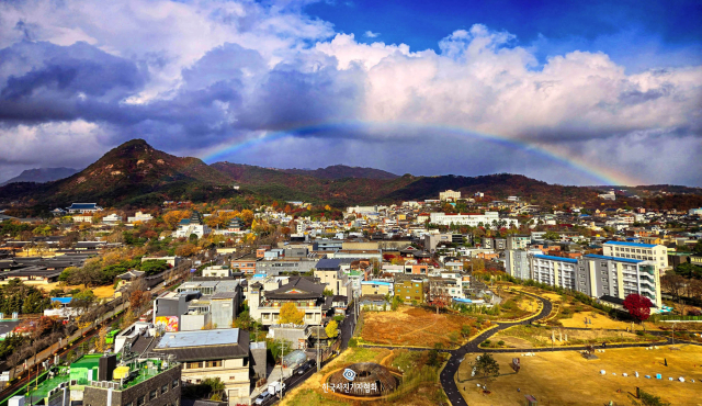 산발적으로 비가 내리고 그치는 등 오락가락한 날씨를 보인 11월 26일 서울 도심 하늘에 무지개가 떠 있다. 성형주 기자