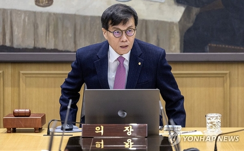 이창용 한국은행 총재가 16일 오전 서울 중구 한국은행에서 열린 금융통화위원회에 참석해 자리에 앉고 있다. 공동취재