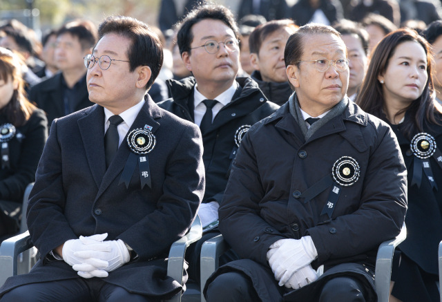 이재명 더불어민주당 대표(왼쪽)와 권영세 국민의힘 비상대책위원장이 3일 서울 여의도 국회에서 열린 고 김수한 전 국회의장 영결식에 참석해 있다. 뉴스1