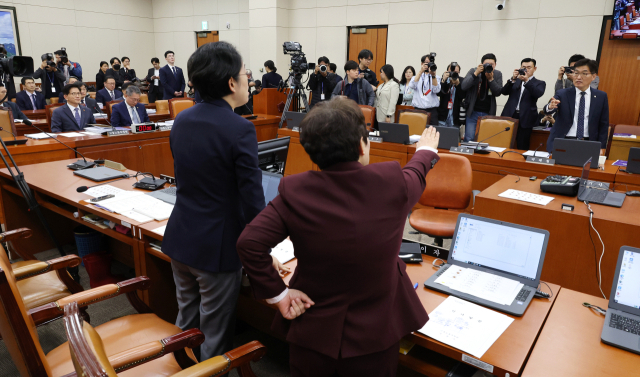 지난해 10월 10일 국회 환경노동위원회의 고용노동부 국정감사에서 김문수 고용부 장관의 일제시대 선조 국적 발언을 두고 여야 의원이 언쟁하고 있다. 연합뉴스