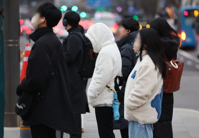 서울 아침 기온이 영하 5도까지 떨어지며 한파가 계속된 16일 오전 서울 광화문네거리에서 시민들이 신호를 기다리고 있다. 연합뉴스