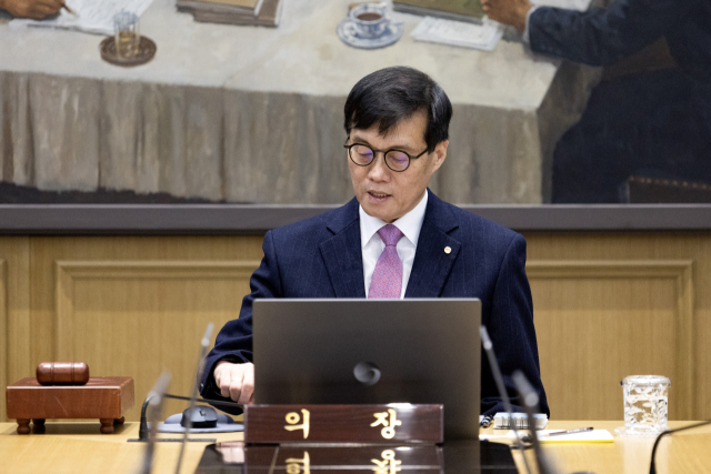 이창용 한국은행 총재가 16일 서울 중구 한국은행에서 열린 금융통화위원회를 주재하고 있다. 사진공동취재단