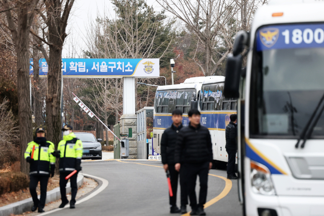 16일 오후 내란 우두머리 혐의로 체포된 윤석열 대통령이 구금된 경기 의왕 서울구치소 앞에 경찰 병력이 대기하고 있다. 뉴스1