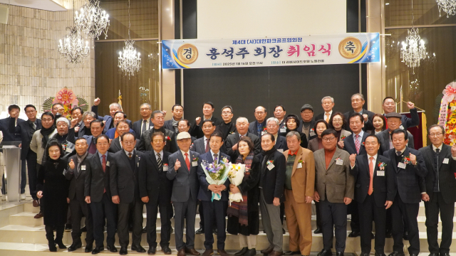 취임식 참가자들과 기념사진 찍고 있는 홍석주 당선인. 정예지 기자