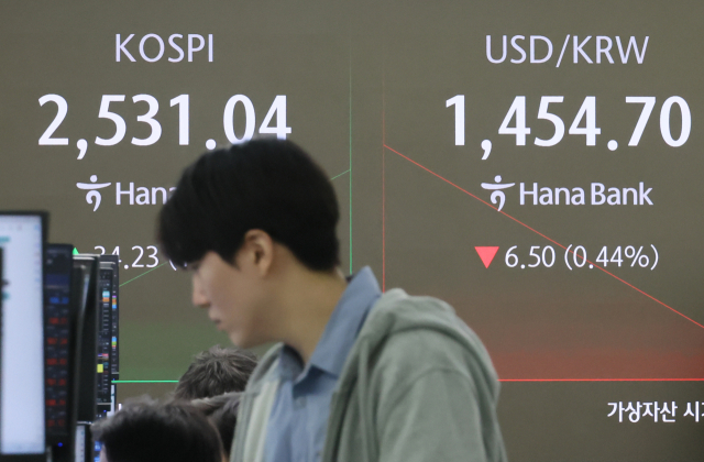 16일 서울 중구 하나은행 본점 딜링룸에서 직원들이 업무를 보고 있다. 연합뉴스