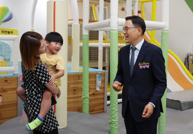 도곡어린이실내놀이터에서 부모와 이야기를 나누는 조성명 강남구청장. 사진제공=강남구