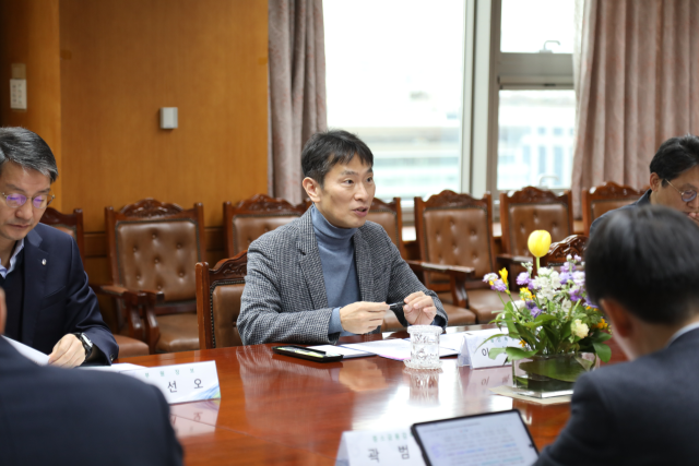 이복현 금융감독원장이 16일 금융상황 점검회의를 열고 금리인하 지연에 따른 리스크 대비를 강조하고 있다. 사진 제공=금융감독원