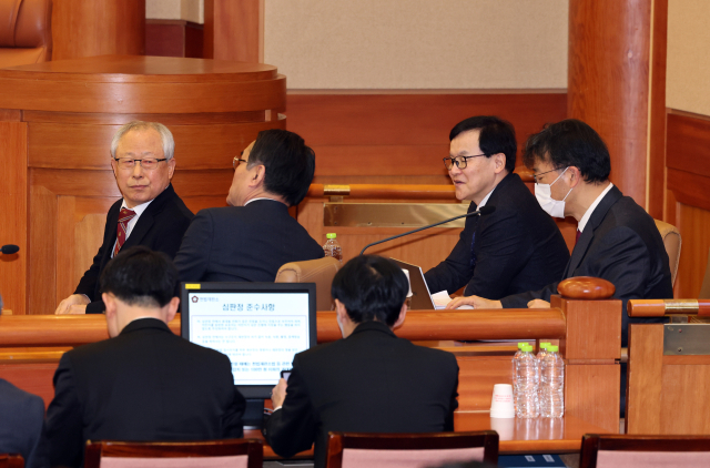 윤석열 대통령 탄핵심판 2차 변론기일이 진행된 16일 서울 종로구 헌법재판소 심판정에서 윤석열 대통령측 법률대리인단이 자리해 있다. 왼쪽부터 조대현 전 헌법재판관, 배보윤 변호사 ,배진한 변호사, 차기환 변호사. 뉴스1