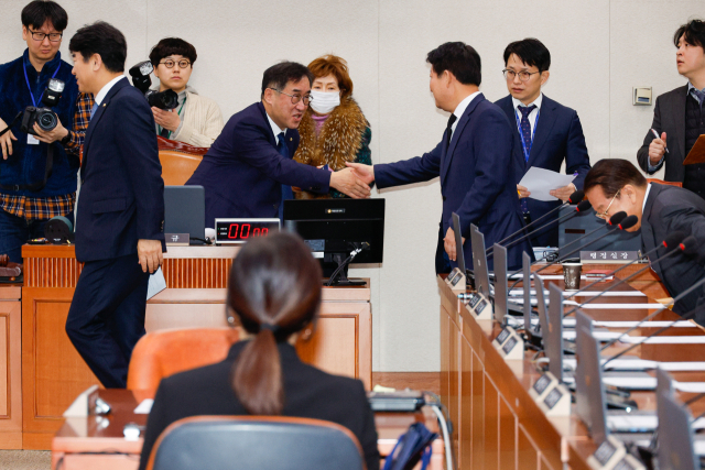 맹성규 국회 국토교통위원회 위원장이 16일 서울 여의도 국회에서 열린 제420회국회(임시회) 제3차 국토위 전체회의에서 권영진 국민의힘 간사와 악수하고 있다. 뉴스1