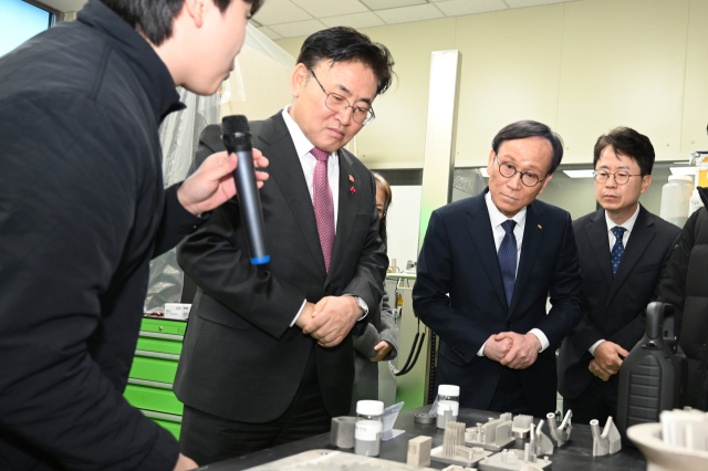 유상임(왼쪽 두번째) 과학기술정보통신부 장관이 16일 경남 창원시 한국재료연구원에서 연구시설을 둘러보고 있다. 사진제공=과기정통부