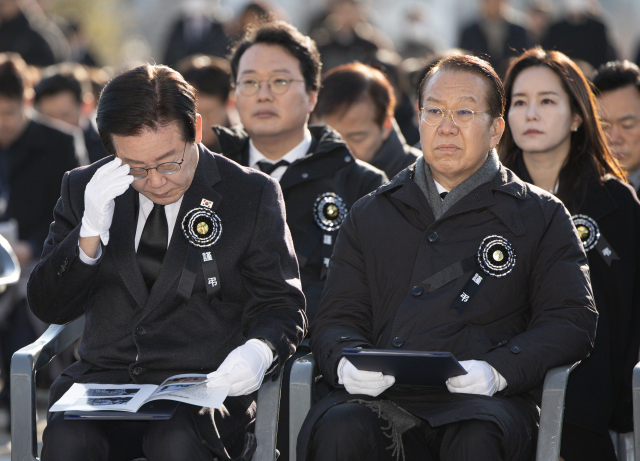 이재명 더불어민주당 대표가 3일 오전 서울 여의도 국회에서 열린 고 김수한 전 국회의장 영결식에서 안경을 고쳐쓰고 있다. 오른쪽은 권영세 국민의힘 비상대책위원장. 뉴스1