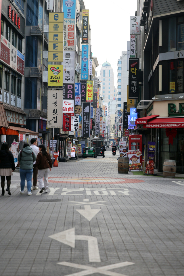 지난해 말 서울 시내 한 먹자골목이 한산한 모습을 보이고 있다. 기사와는 무관. 뉴스1