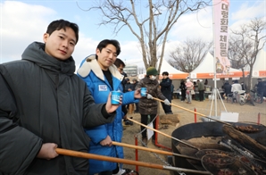 '겨울공주 군밤축제'에서 따뜻한 포카리 마셔요