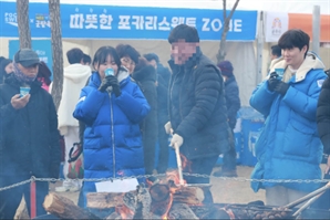 동아오츠카, '겨울공주 군밤축제'에서 따뜻한 포카리 시음 행사 진행