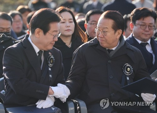 이재명(왼쪽) 더불어민주당 대표와 권영세 국민의힘 비상대책위원장. 연합뉴스