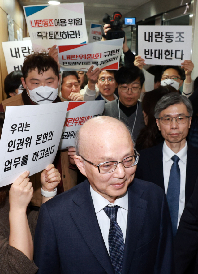 안창호 국가인권위원장이 13일 서울 중구 인권위에서 열린 국가인권위원회 전원위원회에 참석하기 위해 회의장으로 향하던 중 규탄 시위에 가로막혀 발길을 돌리고 있다. 연합뉴스