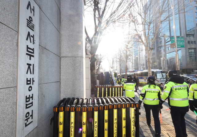 고위공직자범죄수사처(공수처)의 윤석열 대통령에 대한 구속영장이 청구된 17일 오후 서울 마포구 서울서부지방법원 주차장 출입이 통제되고 있다. 연합뉴스