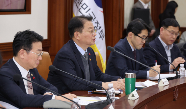 방기선(왼쪽 두번째) 국무조정실장이 17일 서울 종로구 정부서울청사에서 열린 중앙행정기관 감사관 회의에서 모두발언을 하고 있다. 연합뉴스