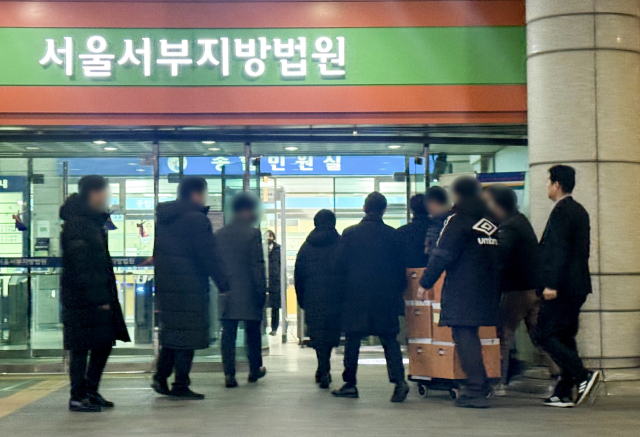 고위공직자범죄수사처가 17일 서울서부지법에 윤석열 대통령의 구속영장을 청구했다. 이날 오후 공수처 수사관들이 서울 마포구 서울서부지방법원으로 자료를 가지고 들어가고 있다. 연합뉴스