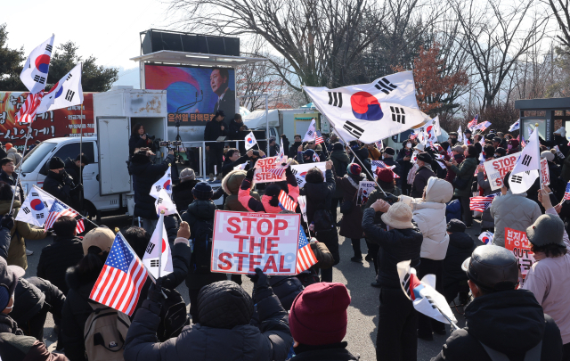 유튜브 열심히 보더니 집회 나간 사람들, '이것' 때문? '미래' 예측 적중한 2019년 연구