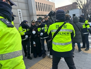 '구속 반대' 서부지법 몰려간 尹지지자들…"판사도 빨갱이" 고성 [르포]