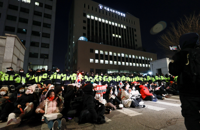 17일 오후 서울 마포구 서부지법 앞에서 윤 대통령 지지자들이 경찰과 대치하고 있다. 연합뉴스