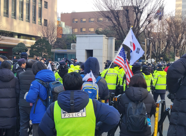 윤석열 대통령 구속영장 심사를 앞둔 18일 서울 마포구 서부지법 앞에서 경찰이 점거 농성 중인 윤 대통령 지지자들을 해산시키고 있다. 연합뉴스