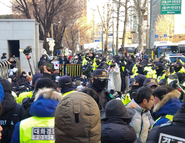 윤석열 대통령 구속영장 심사를 앞둔 18일 서울 마포구 서부지법 앞에서 경찰이 점거 농성 중인 윤 대통령 지지자들을 해산시키고 있다. 연합뉴스