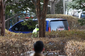 [속보] '정장 차림' 尹, 법정 중앙 좌정…尹측 변호인 8인