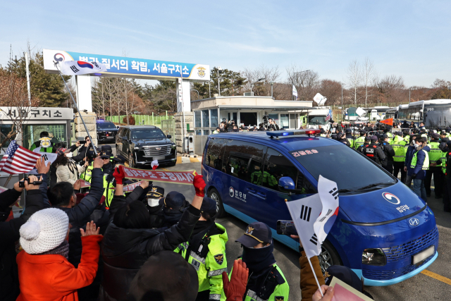 내란 우두머리 혐의로 체포된 윤석열 대통령이 탑승한 차량 행렬이 18일 경기도 의왕시 서울구치소에서 나와 구속 전 피의자심문(영장실질심사)이 열리는 서울서부지법으로 향하고 있다. 연합뉴스