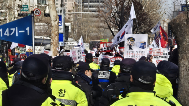 18일 윤석열 대통령에 대한 구속 전 피의자 심문이 열리는 서울 마포구 서울서부지방법원 앞에서 지지자들이 경찰과 대치하고 있다. 이승령 기자