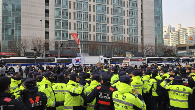 18일 윤석열 대통령의 영장실질심사가 이뤄지고 있는 서울 마포구 서울서부지법 앞에서 지지자들이 법원 출입을 시도하다 경찰과 대치하고 있다. 이승령 기자