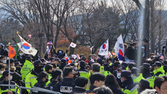 18일 오후 1시 18분께 경기 의왕시 서울구치소 앞에 모인 지지자들이 구호를 외치고 있다. 채민석 기자