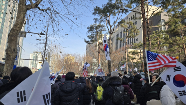 18일 오후 윤 대통령의 영장실질심사가 열리는 서울서부지방법원 인근에 지지자들이 모여있다. 이승령 기자