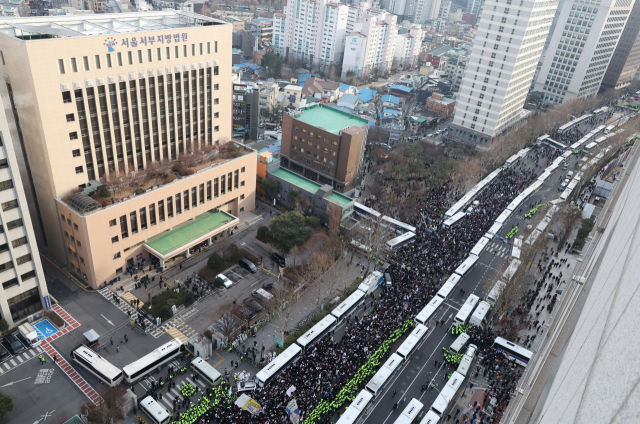 내란 우두머리 혐의로 체포된 윤석열 대통령이 출석한 가운데 구속 전 피의자심문(영장실질심사)이 열린 18일 서울 마포구 서울서부지법 앞 마포대로에서 윤 대통령 지지자들과 보수단체 회원들이 윤 대통령 석방을 촉구하며 시위하고 있다. 연합뉴스