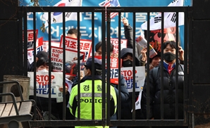 경찰, 서부지법 시위 40명 연행…경찰폭행·법원 침입 등