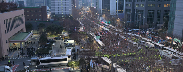 18일 서울 마포구 서울서부지법 앞 마포대로에서 윤 대통령 지지자들과 보수단체 회원들이 윤 대통령 석방을 촉구하며 시위하고 있다. 연합뉴스