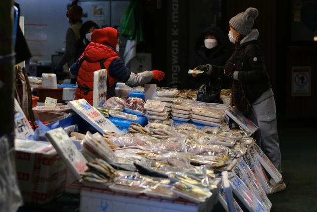 이달 15일 서울 시내 전통시장에서 시민들이 장을 보고 있다. 연합뉴스