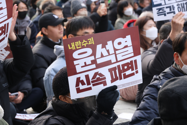 내란 혐의를 받는 윤석열 대통령의 구속 여부 결정을 앞두고 18일 윤석열정권퇴진대전운동본부와 시민들이 대전 서구 둔산동 은하수네거리에서 윤 대통령의 구속과 파면을 촉구하는 21차 대전시민대회를 열고 있다. 대전=연합뉴스